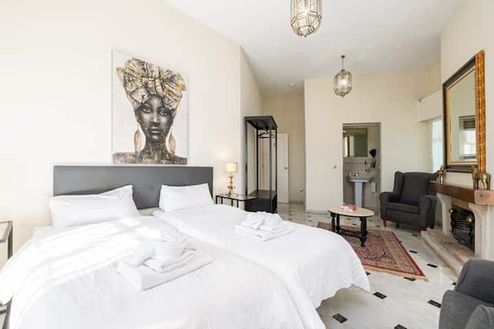 New12p Villa: Pool 5 Bath 150m Beach, Walk To Town - 豐希羅拉