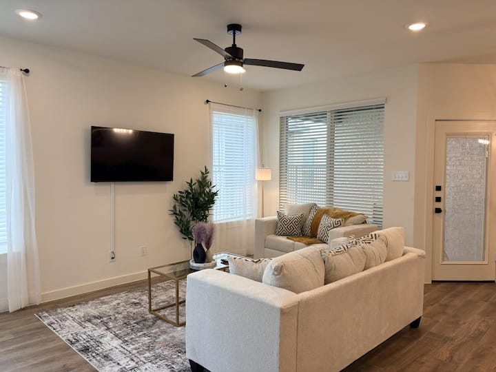 Luxe Lakeview Retreat | Lagoon Beach + King Suite - Dayton, TX