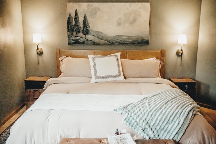 King bed with linens