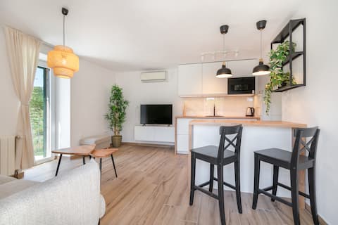Top Airbnb: Authentic Stone Houses with Pool in Zadvarje in Podgrađe