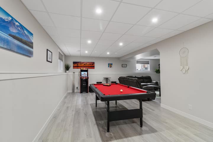 Two Houses Side By Side | 8br & Sleeps 20 | Ac Bbq - Red Deer