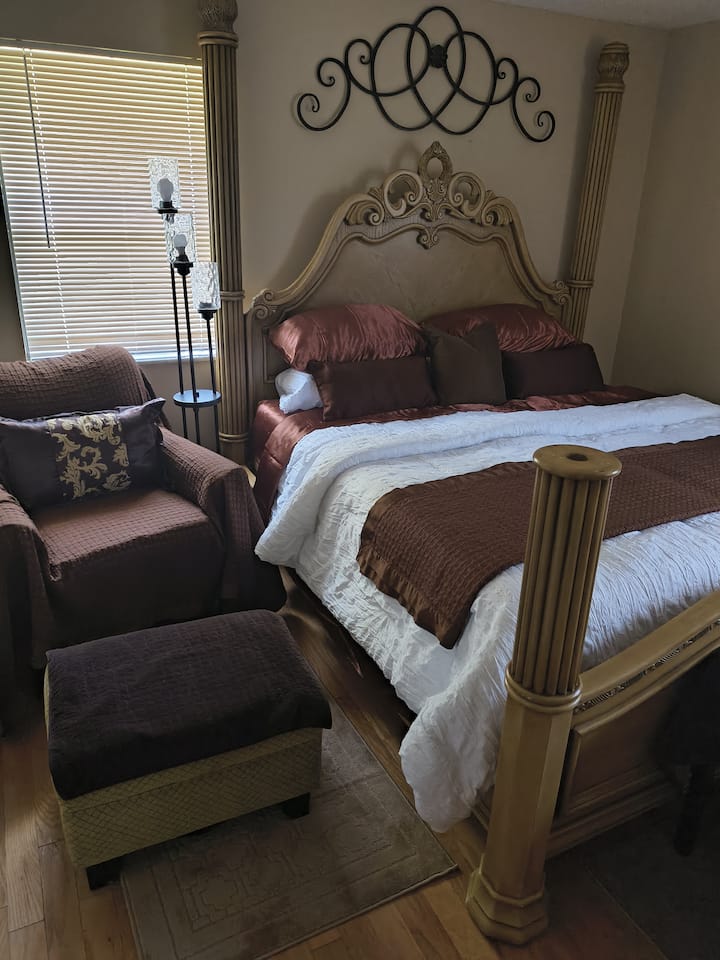 King Adjustable Bed With Slight View Of Pool Quiet - Tallahassee, FL