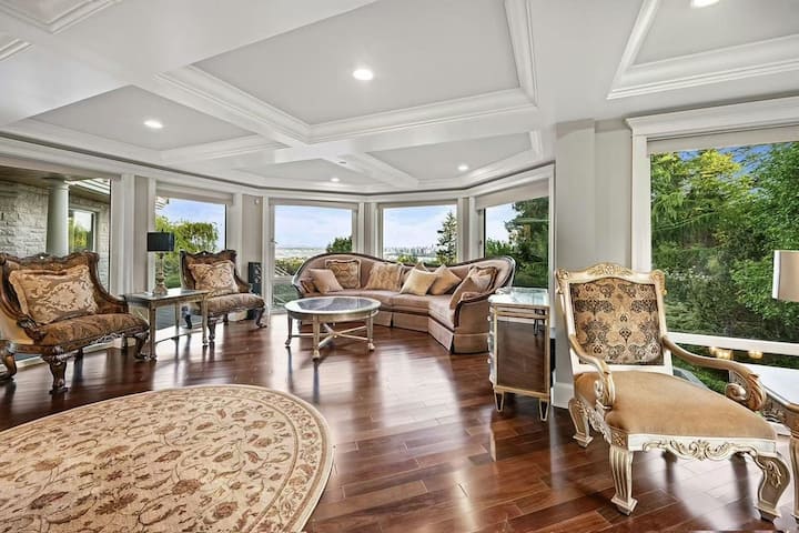Luxury Pool Villa W/ City Views | West Vancouver - North Vancouver