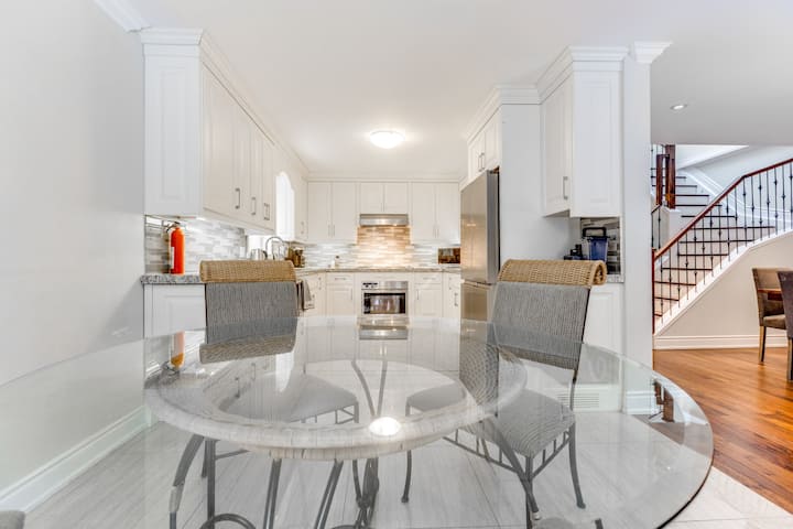 Renovated Thornhill Gem - Toronto, ON