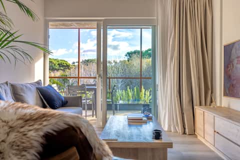 Successful Airbnb property: Enjoy being steps from the sea in 2 bedrooms with full amenities in Costa Del Este