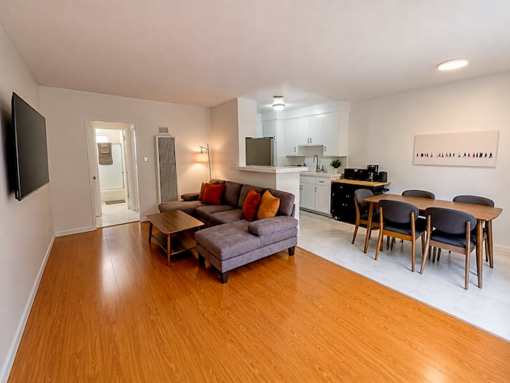 Spacious 2 Bedroom (Wi-fi | Ac | Heater | Parking) - Santa Monica, CA