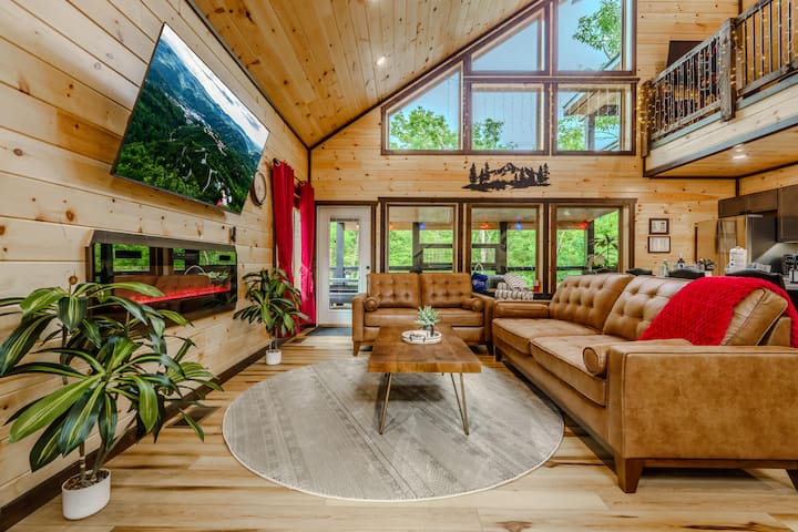 New Build 2b-2b Cabin With Hot Tub & Sauna - Gatlinburg, TN