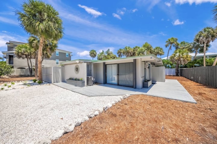 Sand Dollar Boutique Suite: Modern Coastal Siesta - Siesta Key