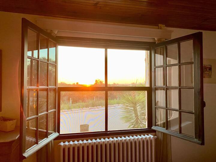 Ამ ოთახიდან იშლება აუზი, რომ მუდმივად დატკბეთ მზის ჩასვლით 