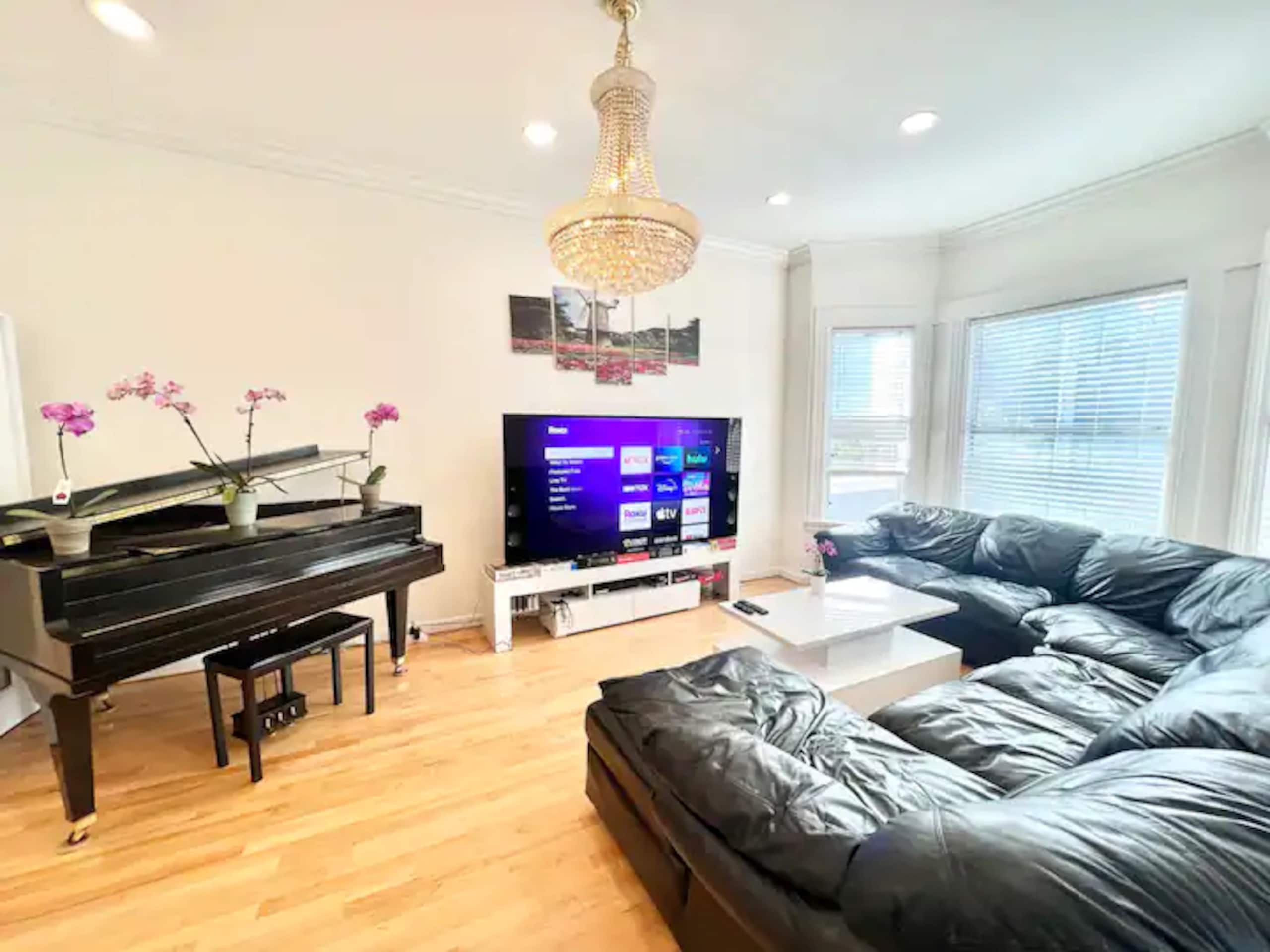 Home in San Francisco · ★5.0 · 4 bedrooms · 6 beds · 2.5 baths - Image 3