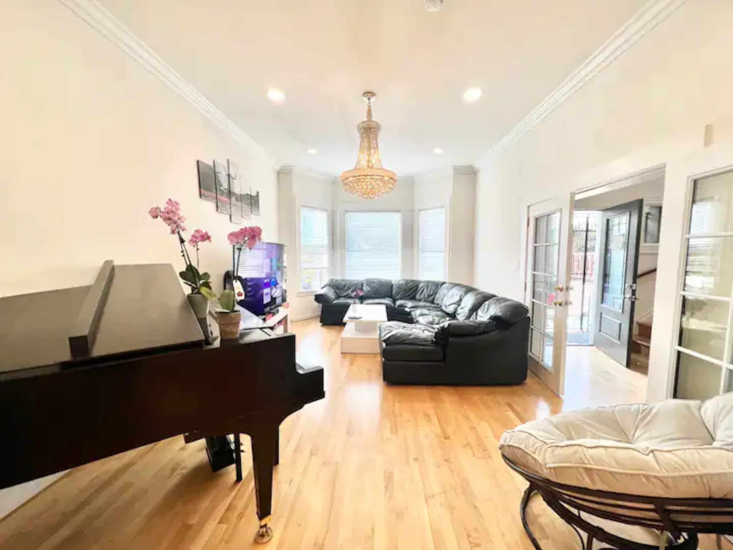 Home in San Francisco · ★5.0 · 4 bedrooms · 6 beds · 2.5 baths - Image 4