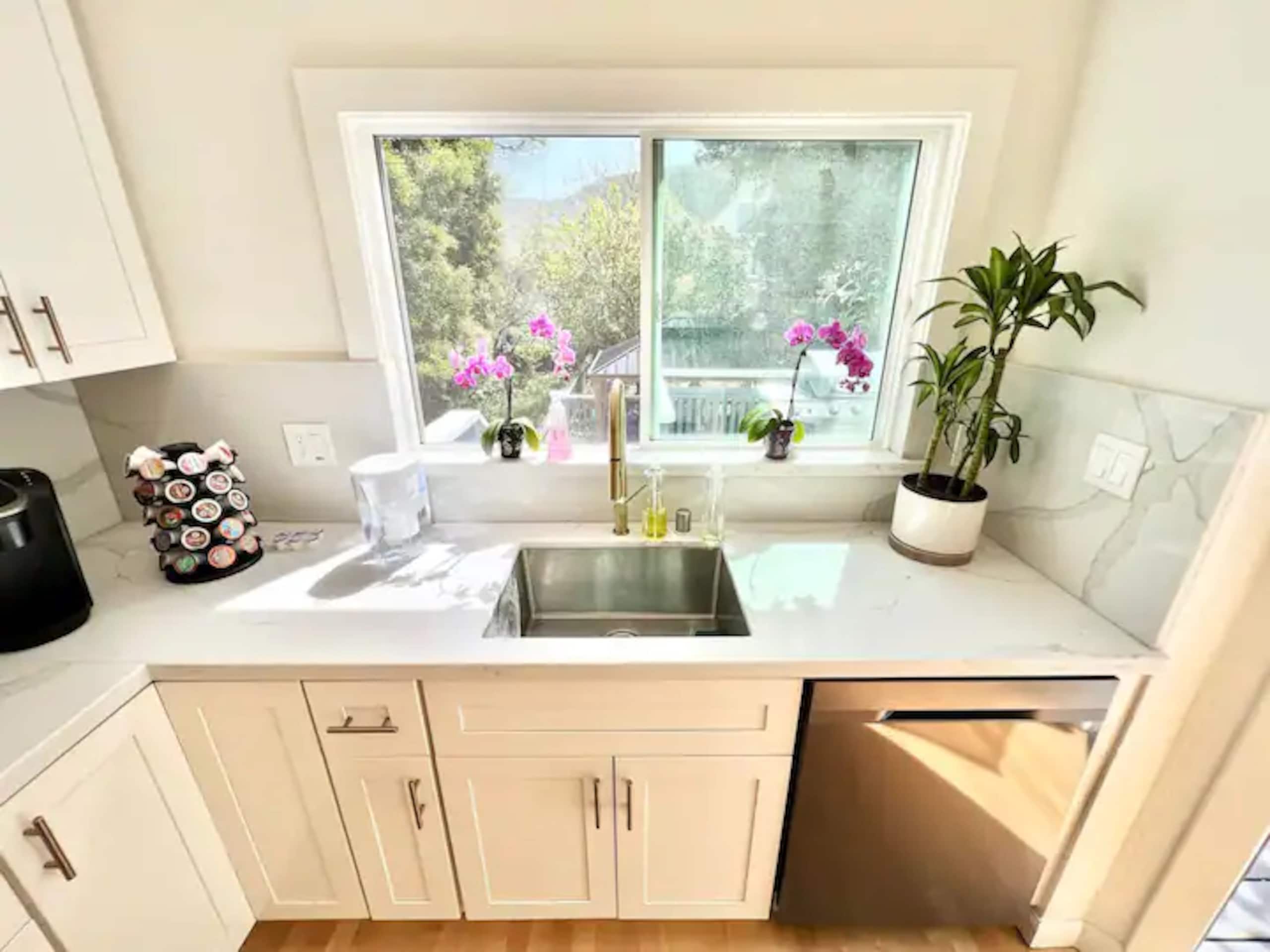 Home in San Francisco · ★5.0 · 4 bedrooms · 6 beds · 2.5 baths - Image 11