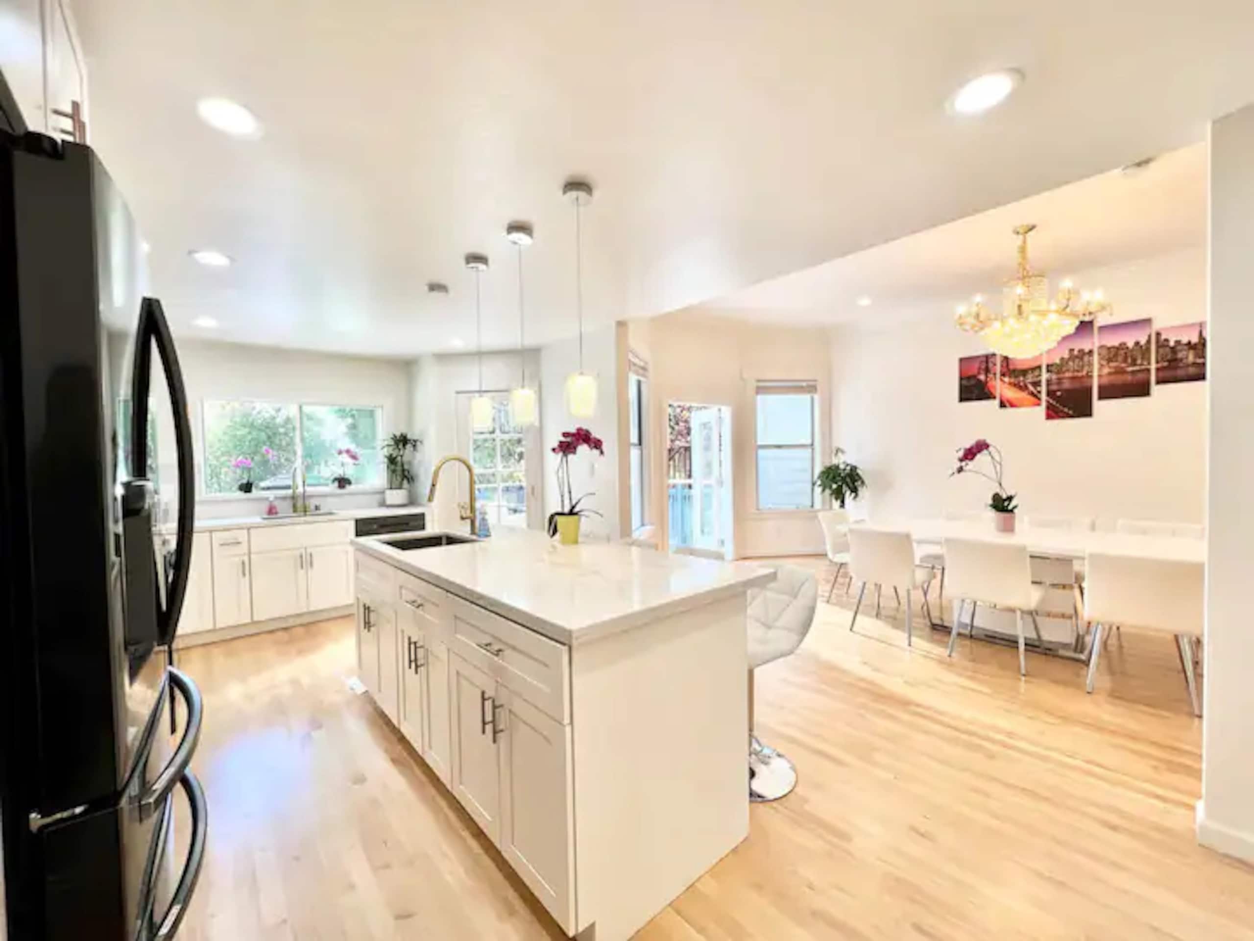 Home in San Francisco · ★5.0 · 4 bedrooms · 6 beds · 2.5 baths - Image 8