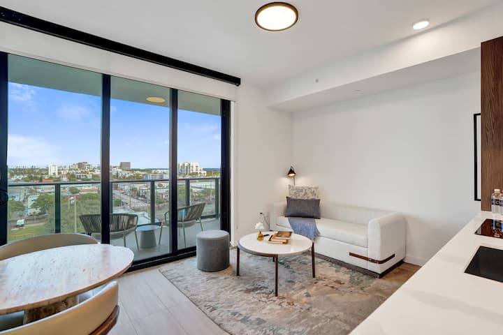 Modern 1br Escape – Stylish Interiors & Sweeping C - Miami Beach