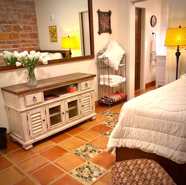 The Pebble Suite, Historic Downtown Mount Vernon - Mount Vernon, WA