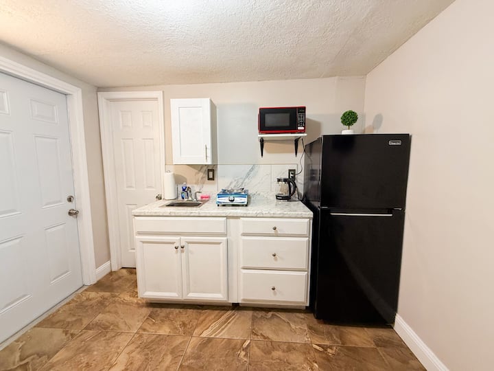Clean & Modern Studio In East Jacksonville. - Jacksonville, FL
