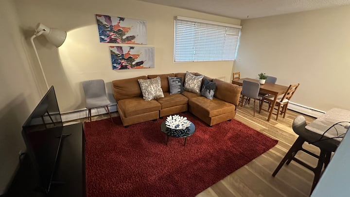 Bankview 1br Apt | Ac | Across From Park - 卡加利