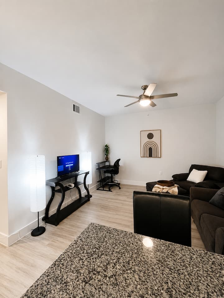 2nd Floor - 2 Bed 1 Bath Cozy Home - Ennis, TX