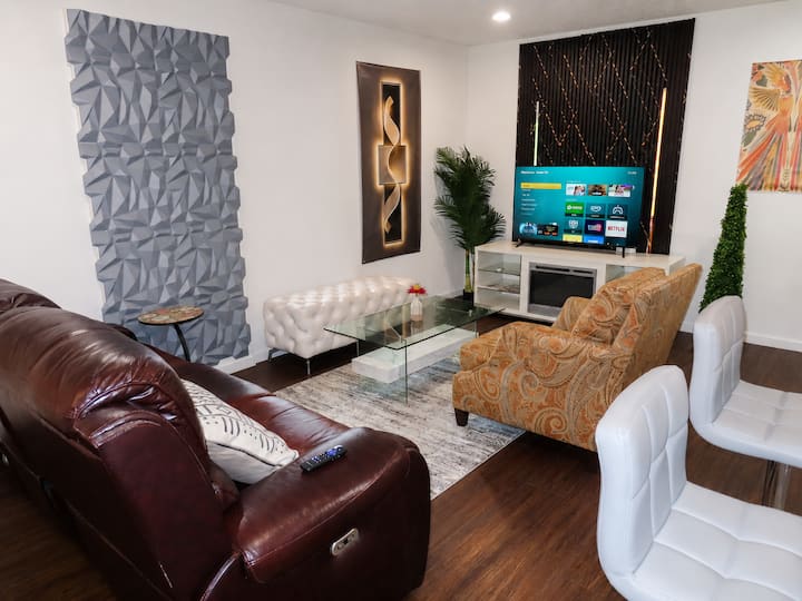 Stylish Cozy 2br Near Love Field | Balcony - Dallas, GA