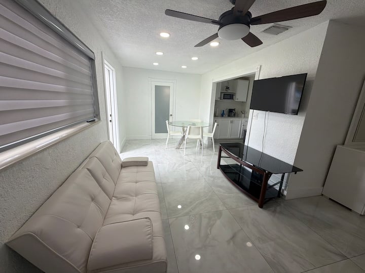 Hermoso Apartamento Cerca Del Estadio Y La Playa - Everglades, FL
