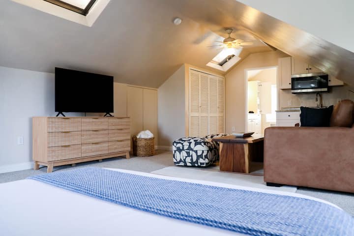 Loft estudio con dormitorio en el segundo piso, sofá cama tamaño queen, sofá cama individual y cama doble, con capacidad para 5 personas.