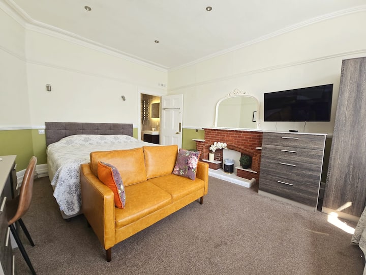 A Large Ground Floor Double, Twin Or Family Room - Bromley
