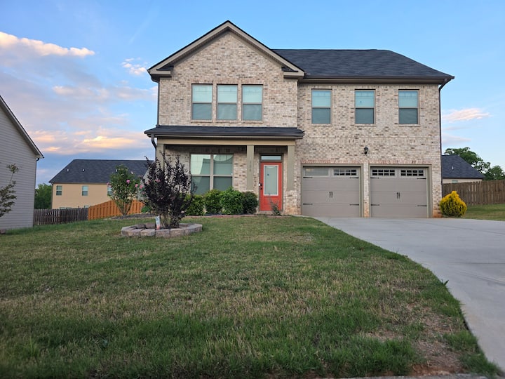 Bright & Spacious 4-bedroom Craftsman Style Home - Conyers, GA