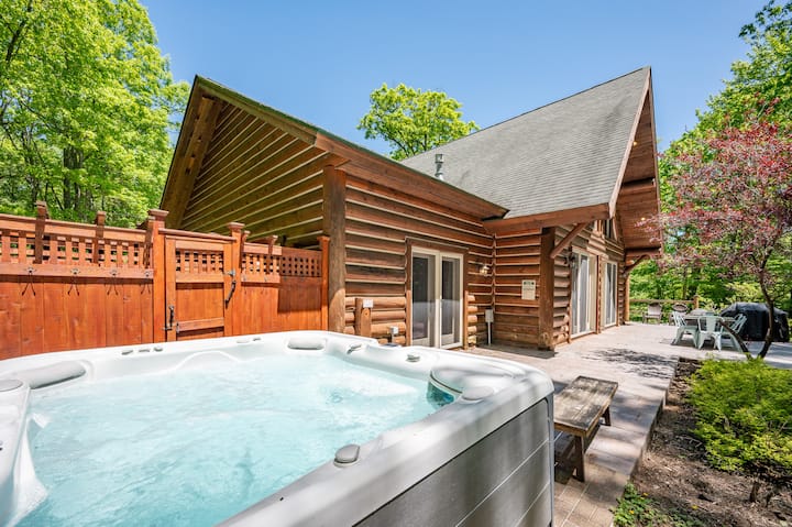 Stylish Cabin Retreat W/ Lake Access & Hot Tub - Deep Creek Lake, MD