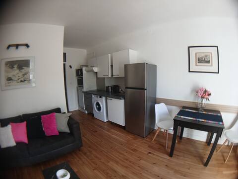 Successful Airbnb property: Les Rosiers Rouges 3-star 2-person 2-room apartment with garden + parking in Bagnères De Bigorre