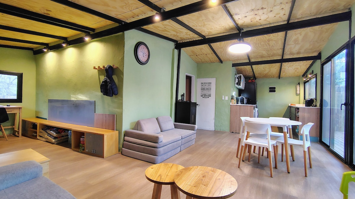 Casa renovada con deck y pileta