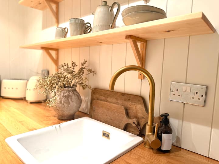 Willow & Oak | Luxury Riverside Hideaway For Two - Harrogate