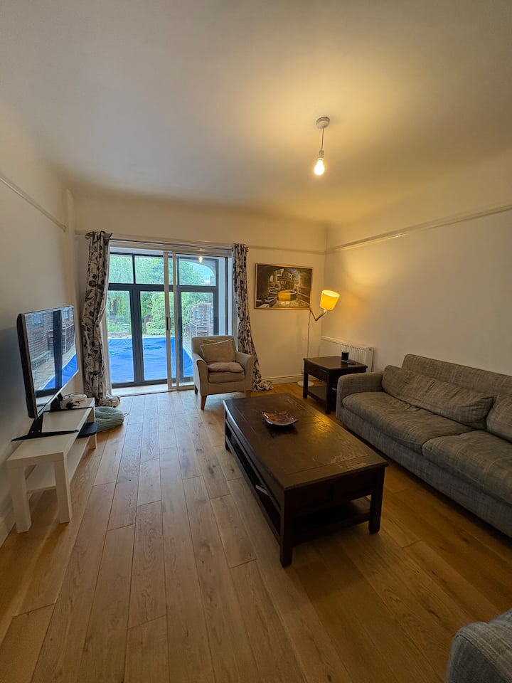 Four Bed House In Aldershot - Farnham