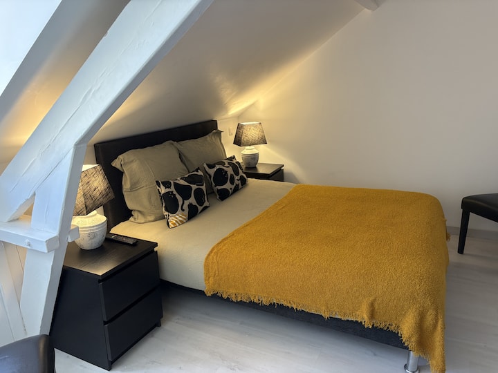 una habitación cómoda con una cama de 140 cm
