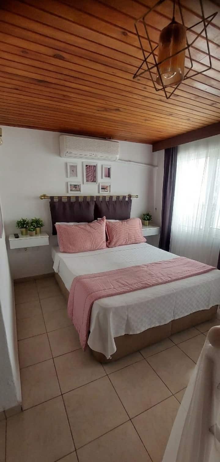 Hil Ada Otel | Bozcaada Merkezde 3 Kişilik Oda - Bozcaada