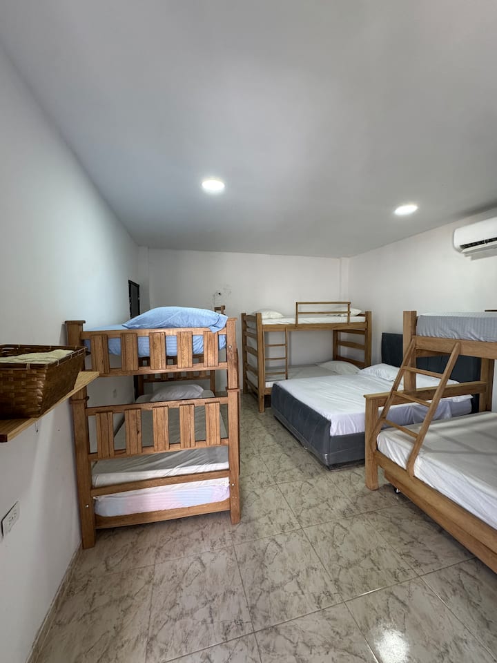 专为家庭和团体设计的空间，配备舒适的双层床和一张滑动式辅助床