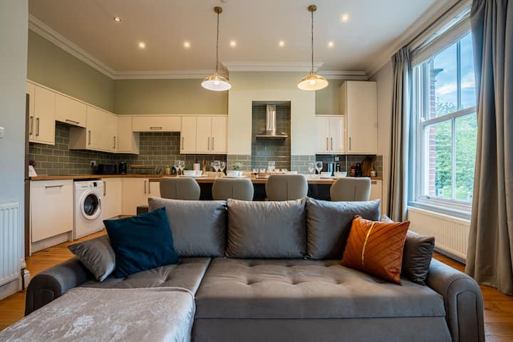 Luxe Maisonette House - Sleeps 16 - Free Parking - Leeds