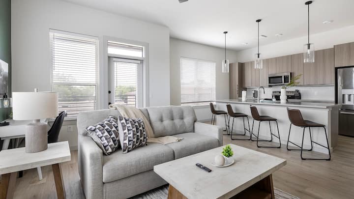 Landing | Modern 3bd, Gym, Pool - Plano, TX