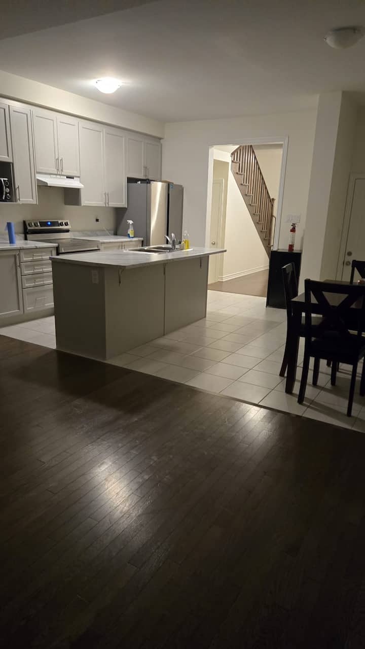 Modern & Spacious 4-bedroom Home With Free Parking - Brampton