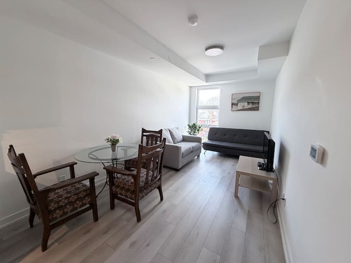 Charming Upper Forest Hill Apartment - Toronto