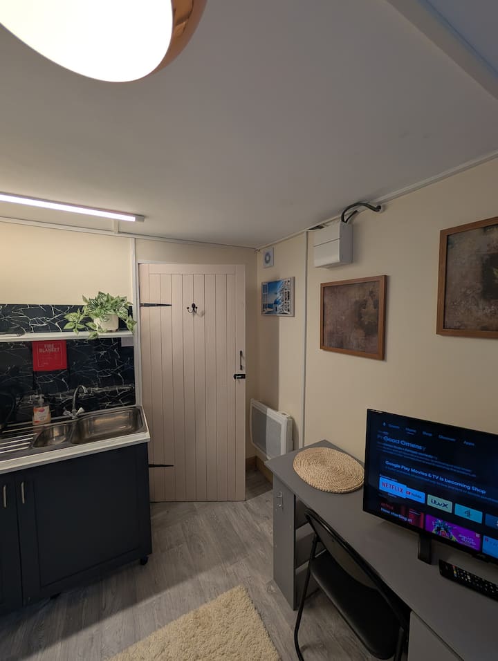 Modern Private Studio Annex | Basingstoke - ベージングストーク