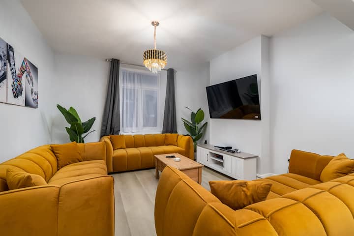 Luxe 5br Family Retreat W/ Hot Tub & Pool Table - Ruislip