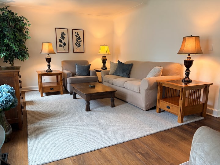 Cozy 2br | King Suite | Near Duluth & Lake - Duluth, MN