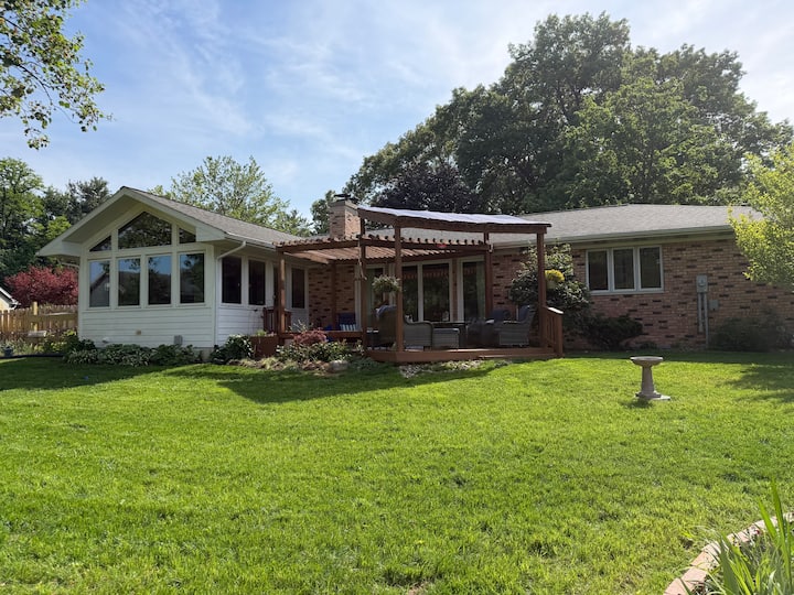 Spacious Brick Ranch Just North Of Notre Dame. - Notre Dame, IN