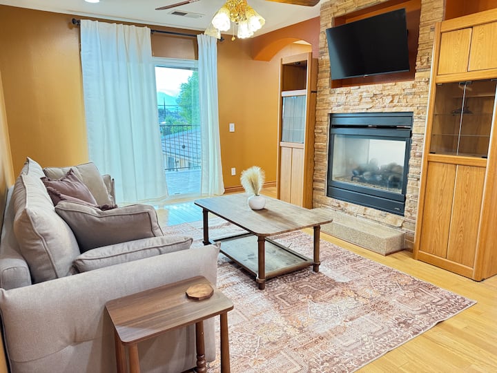 2nd Floor Luxury Group Retreat W/ Pool & Jacuzzi - San Bernardino