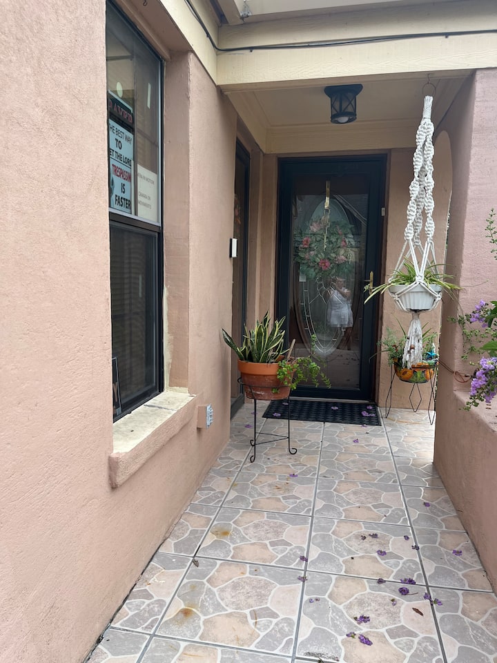 Cozy Cottage Near Downtown - Harlingen, TX