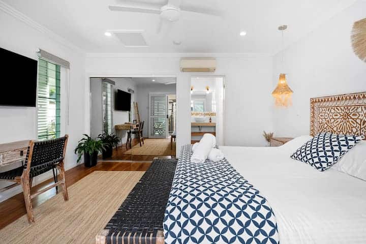 Azur Byron Bay Entire Villa Sleeps 24 People - Byron Bay