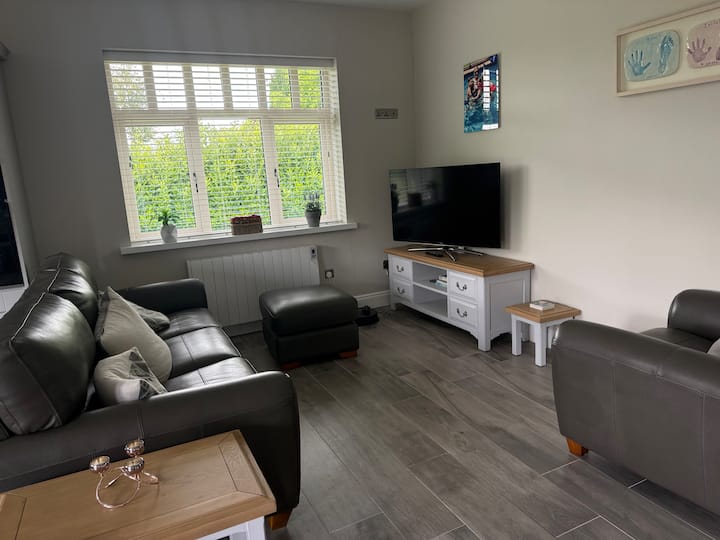 Modern 2-bed Country Retreat | Patio, Free Parking - Tipperary