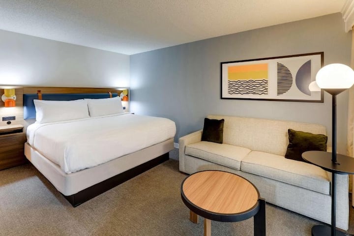 Guest Room Near Ideaya Biosciences Retire Dsan - South San Francisco, CA