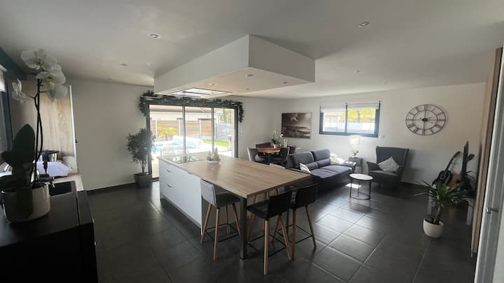 Maison Spacieuse Avec Piscine Et Jacuzzi. - Margaux