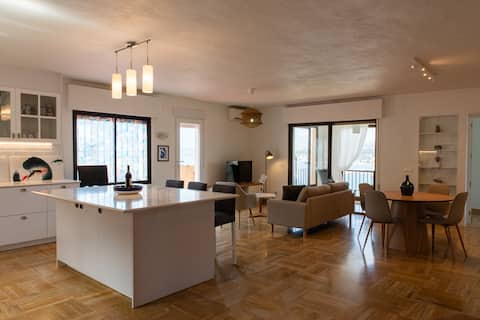 Anuncio de Airbnb popular: Charming apartment with a dream view in Moraira-Portet en Teulada
